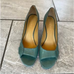 Nine West leather open toe wedges, size 7, gorgeous teal color